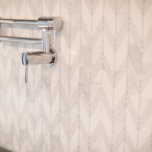 Kitchen Backsplash Kudos Perla Chevron Glossy