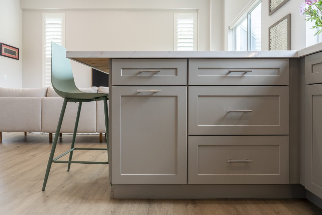 Peninsula drawer fronts and stool clearance detail