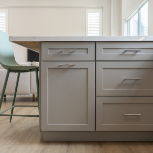 Peninsula drawer fronts and stool clearance detail