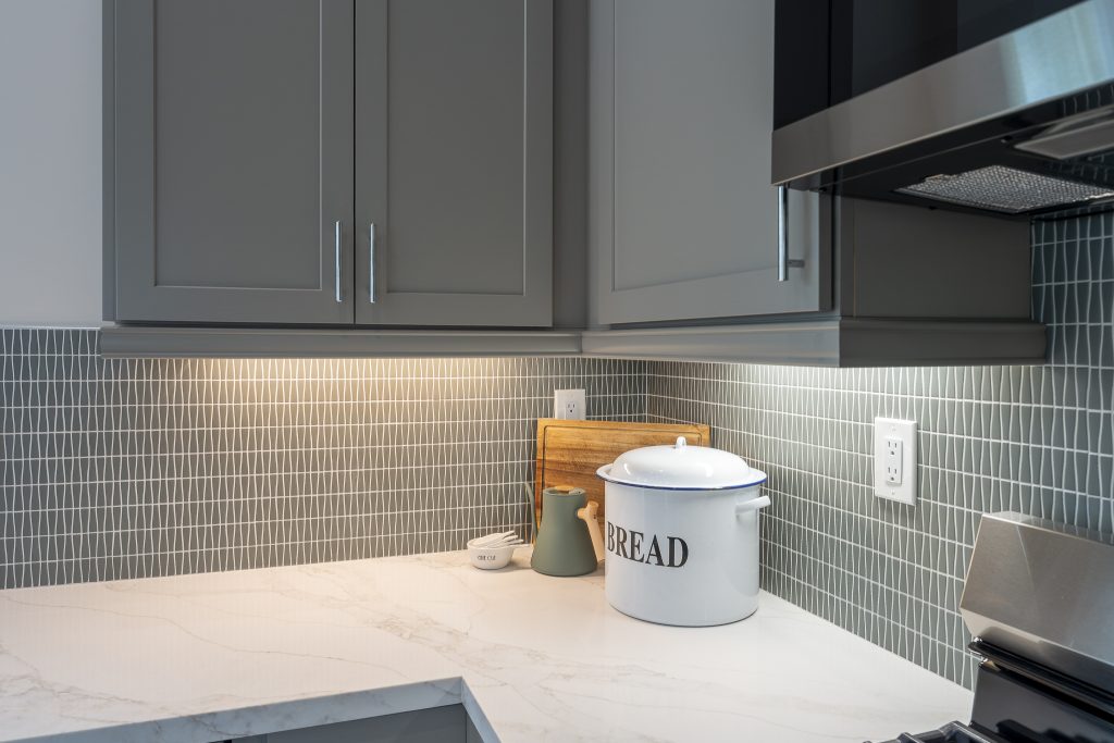 Undercabinet lighting over Vadara Sterling quartz