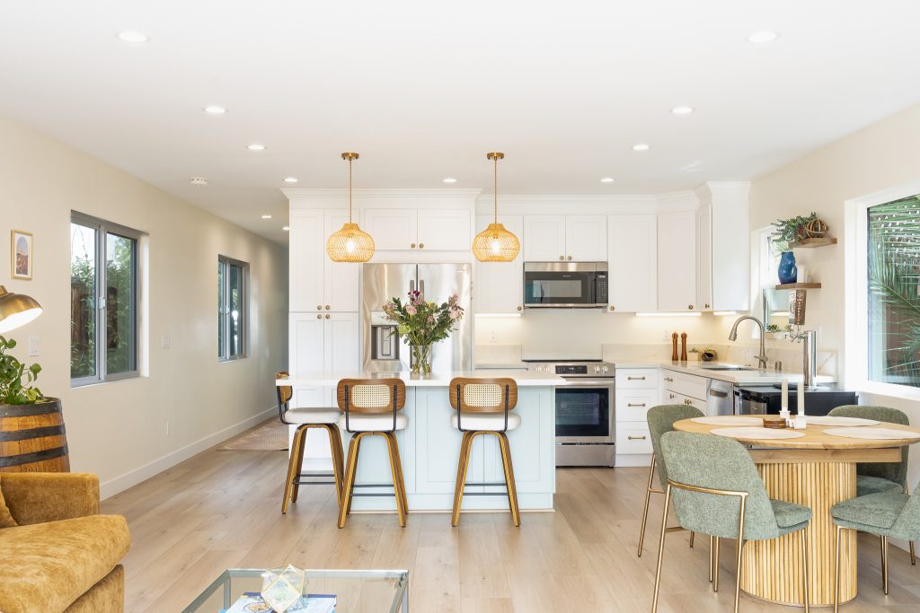 White Shaker kitchen with Calacatta Gold quartz island