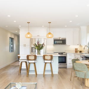 White Shaker kitchen with Calacatta Gold quartz island