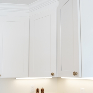 Corner uppers with under-cabinet LEDs and quartz backsplash