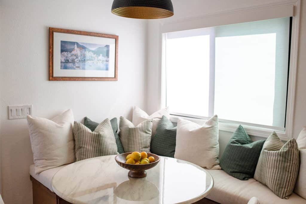 Breakfast nook with round table and built-in bench