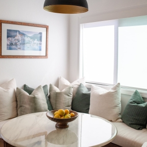 Breakfast nook with round table and built-in bench
